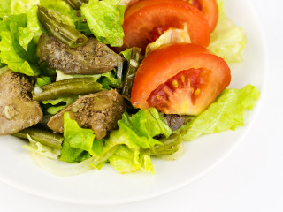Летний салат из куриной печени